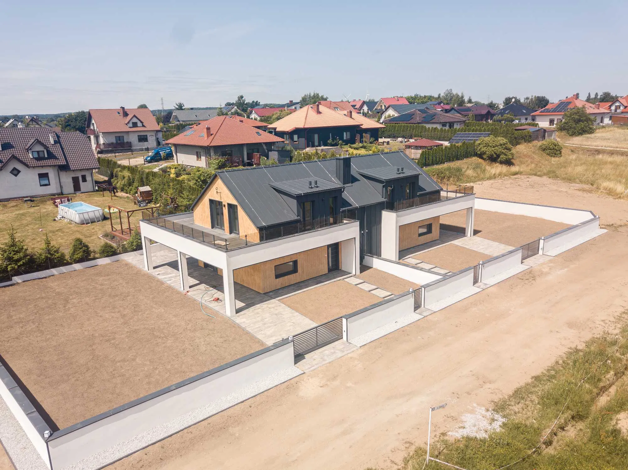 Nowoczesny bliźniak z tarasem i dużym ogrodem – gotowy, by stać się Twoim domem