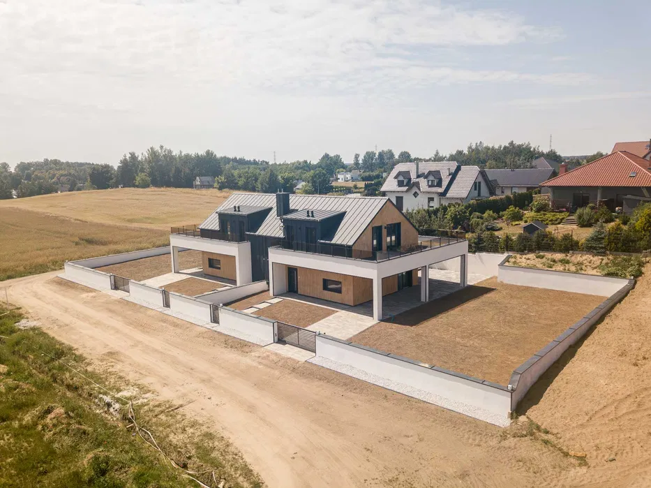 Nowoczesny bliźniak z tarasem i dużym ogrodem – gotowy, by stać się Twoim domem