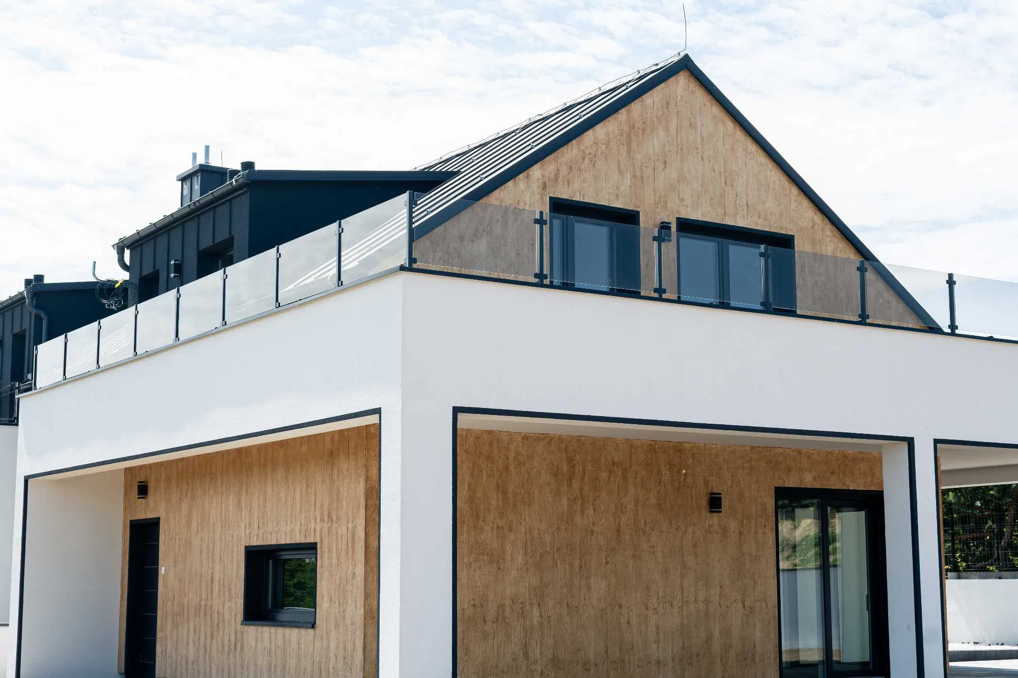 Nowoczesny bliźniak z tarasem i dużym ogrodem – gotowy, by stać się Twoim domem